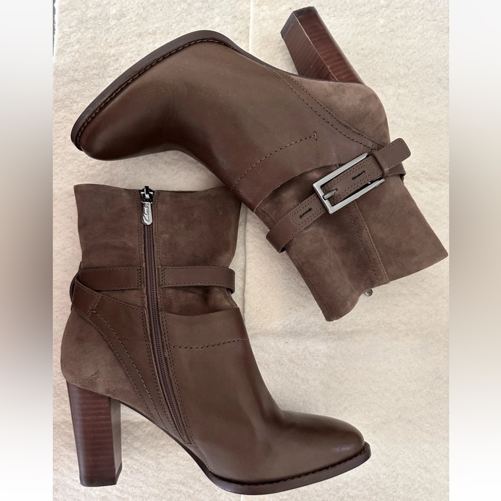Clarks Heeled Booties in Taupe Suede and Smooth Leather Buckled Classic 7.5M